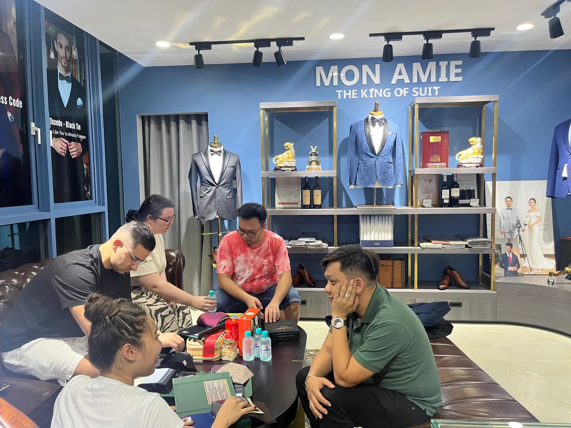 Phóng sự tại showroom — Mon Amie