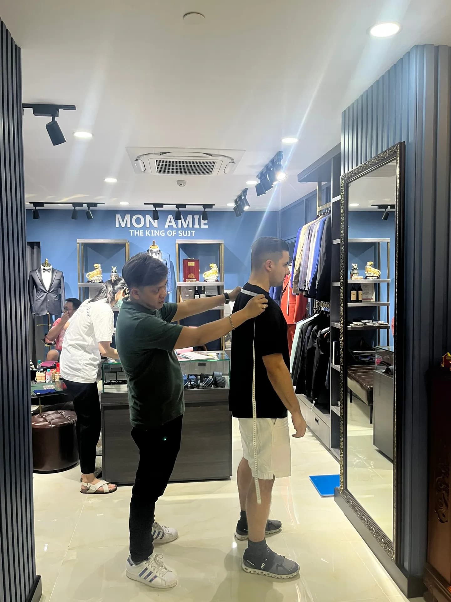 Phóng sự tại showroom — Mon Amie