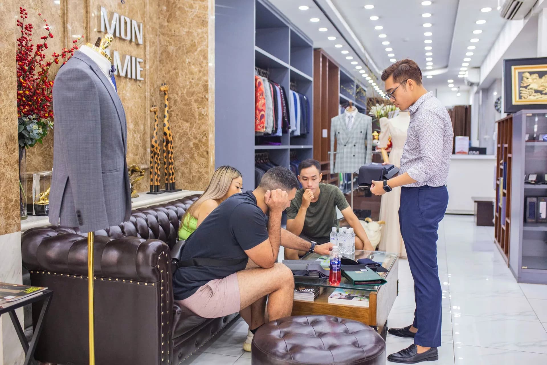 Phóng sự tại showroom — Mon Amie