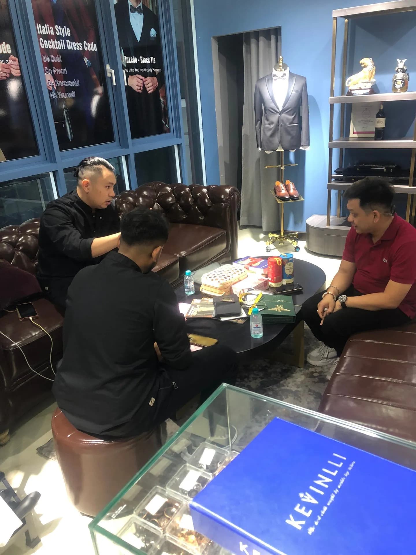 Phóng sự tại showroom — Mon Amie