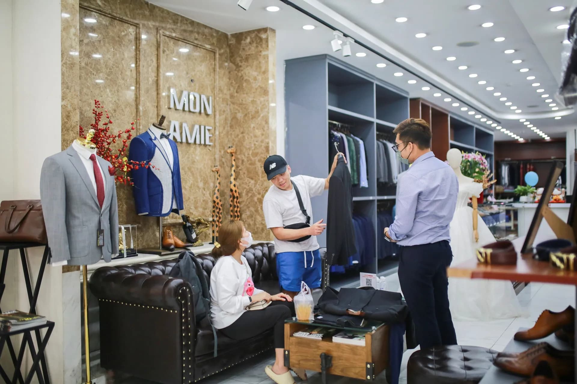 Phóng sự tại showroom — Mon Amie