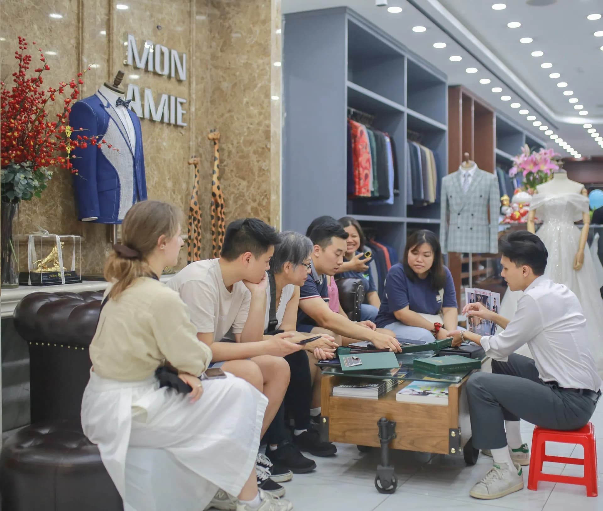 Phóng sự tại showroom — Mon Amie