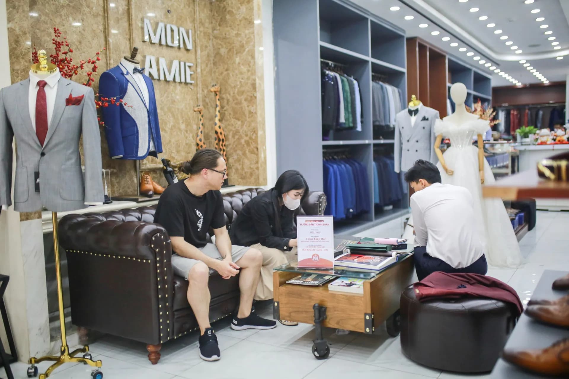 Phóng sự tại showroom — Mon Amie