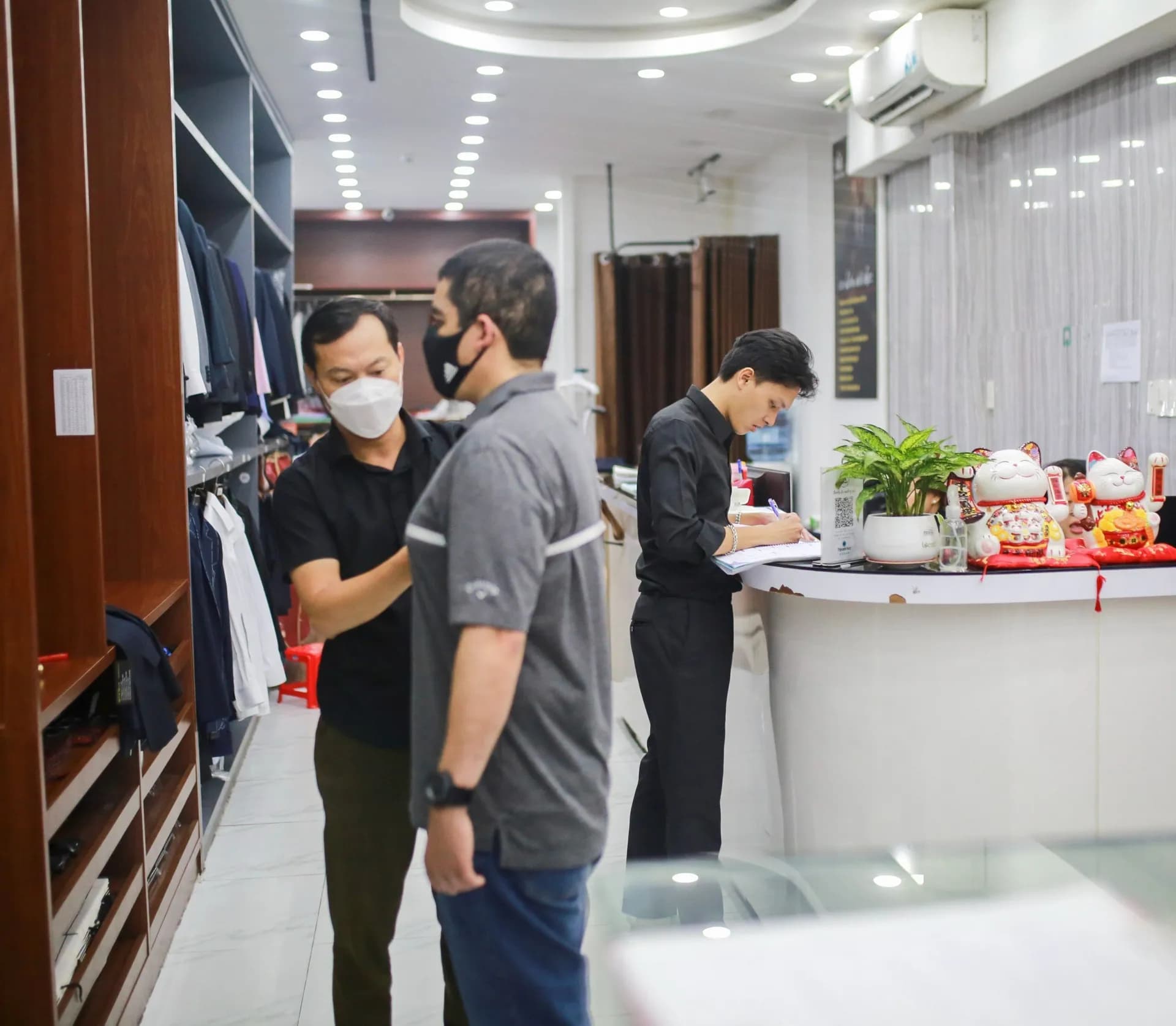 Phóng sự tại showroom — Mon Amie