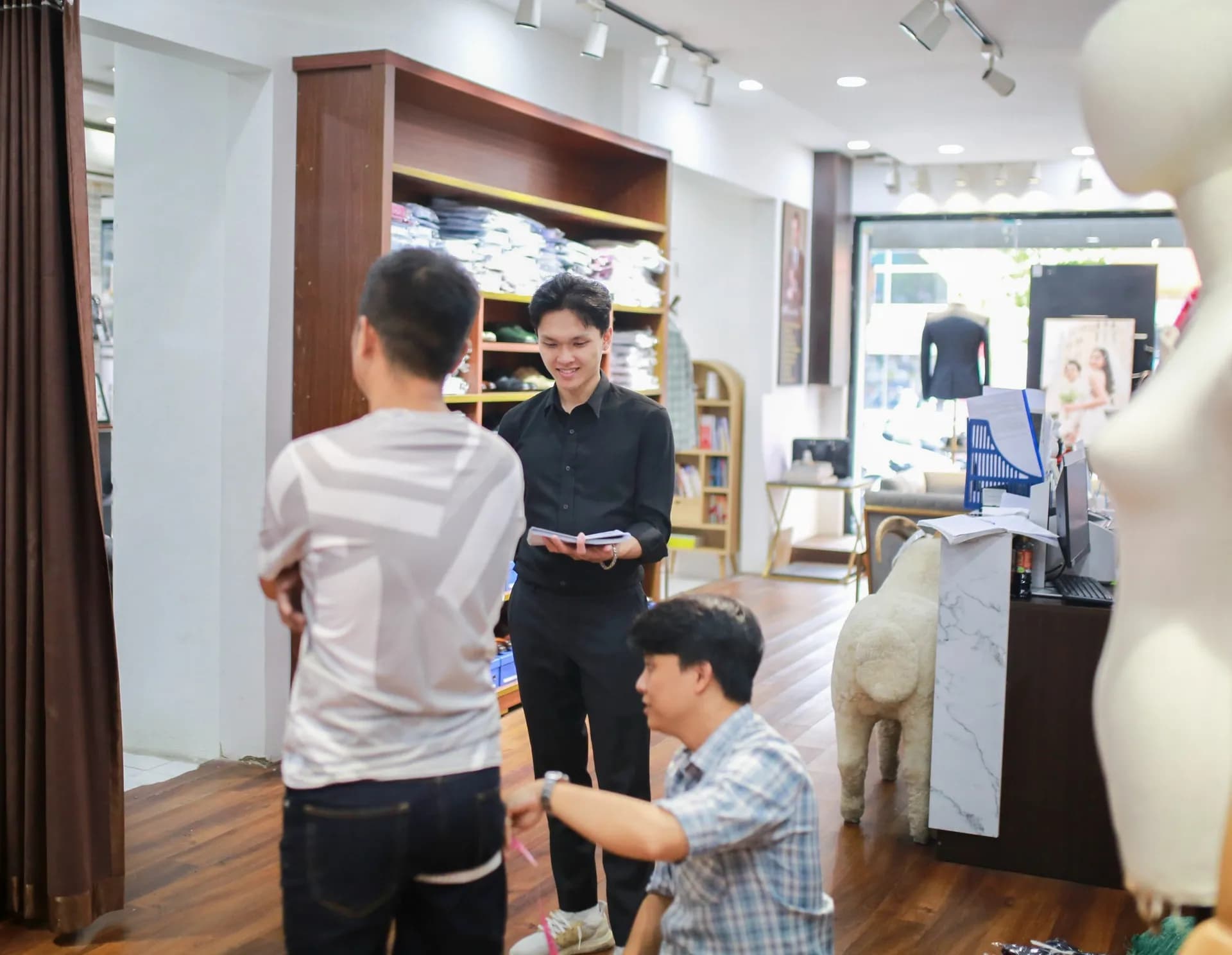 Phóng sự tại showroom — Mon Amie