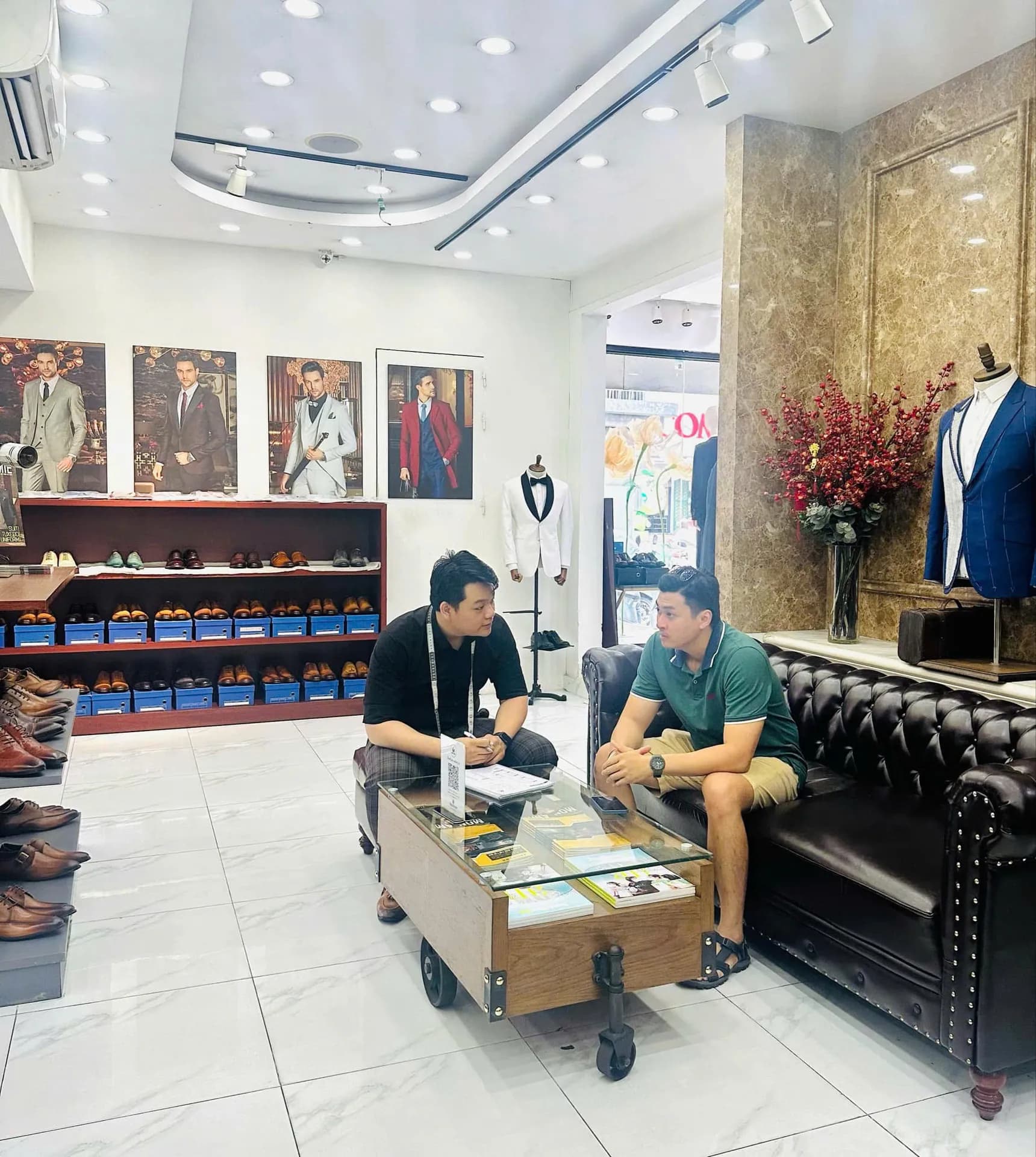 Phóng sự tại showroom — Mon Amie