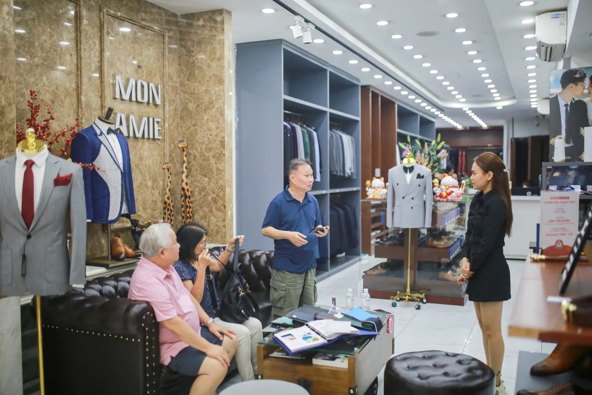 Phóng sự tại showroom — Mon Amie