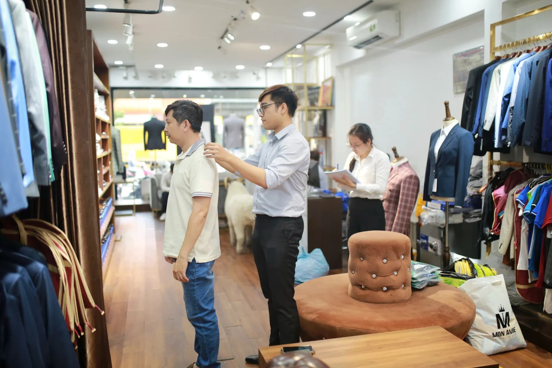 Phóng sự tại showroom — Mon Amie