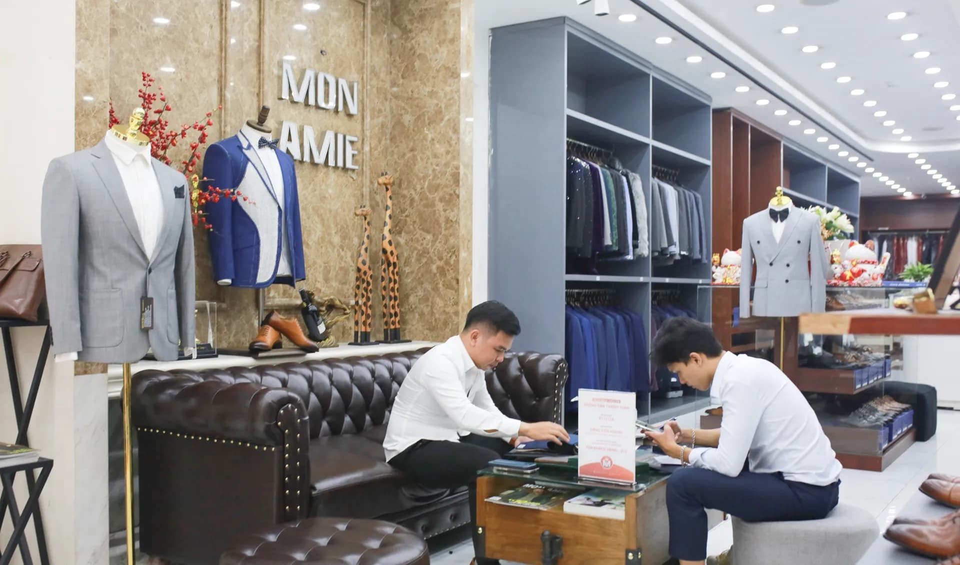 Phóng sự tại showroom — Mon Amie