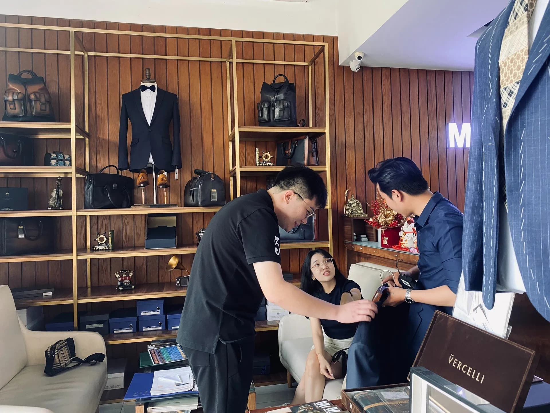 Phóng sự tại showroom — Mon Amie