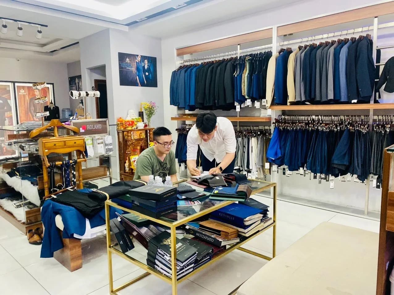 Phóng sự tại showroom — Mon Amie