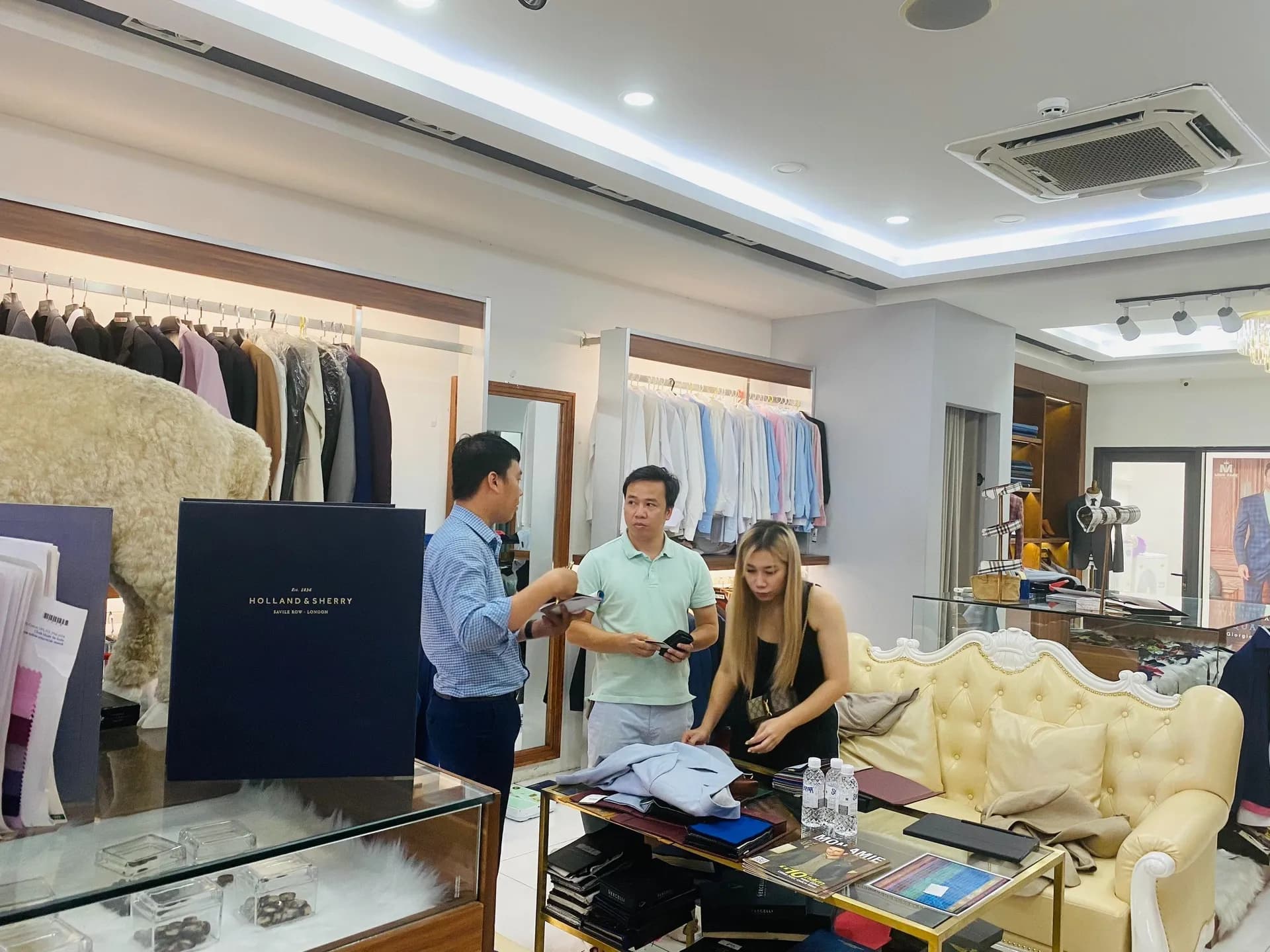 Phóng sự tại showroom — Mon Amie