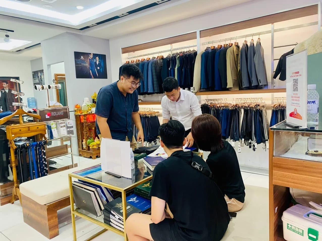 Phóng sự tại showroom — Mon Amie