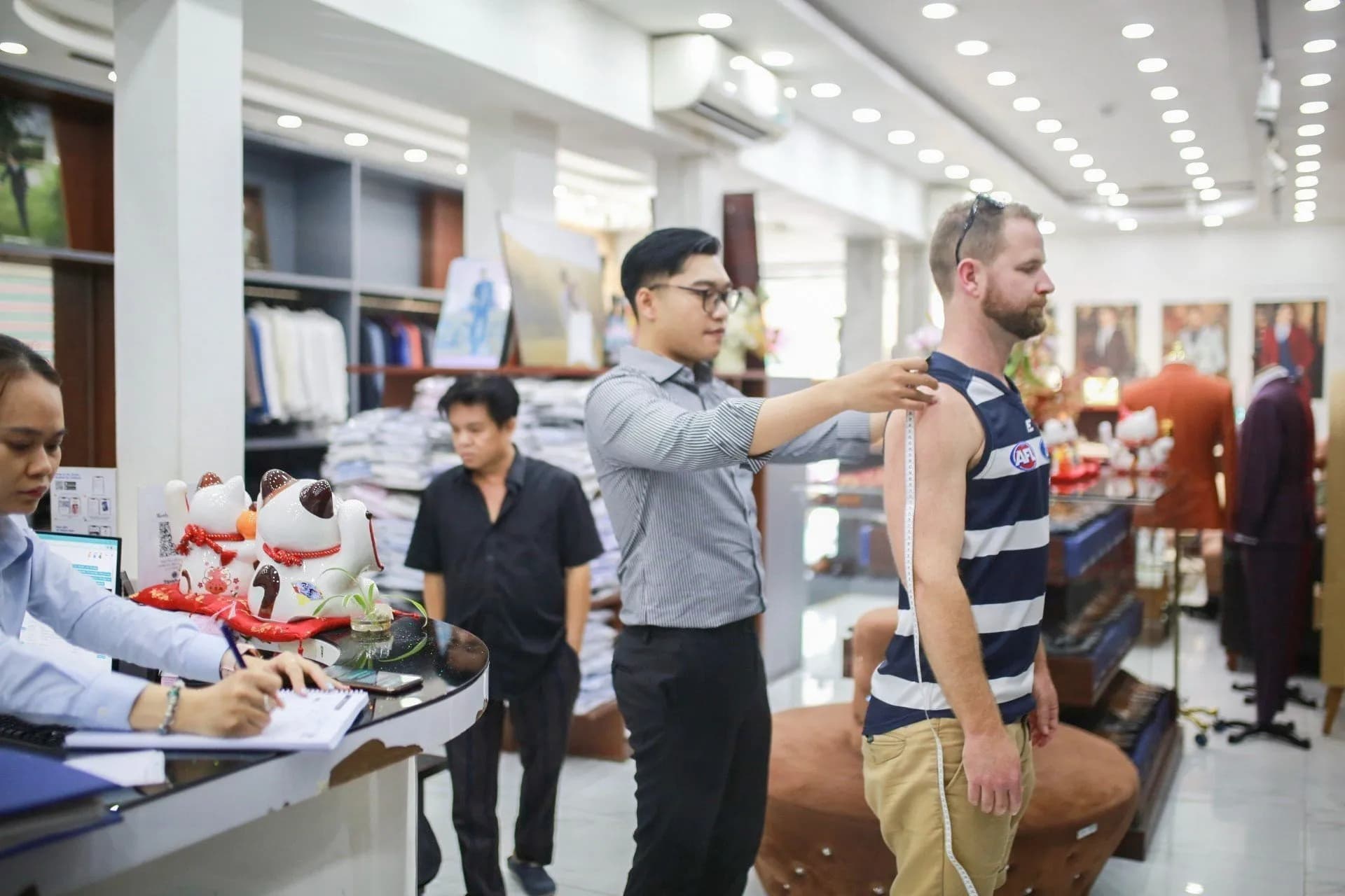 Phóng sự tại showroom — Mon Amie