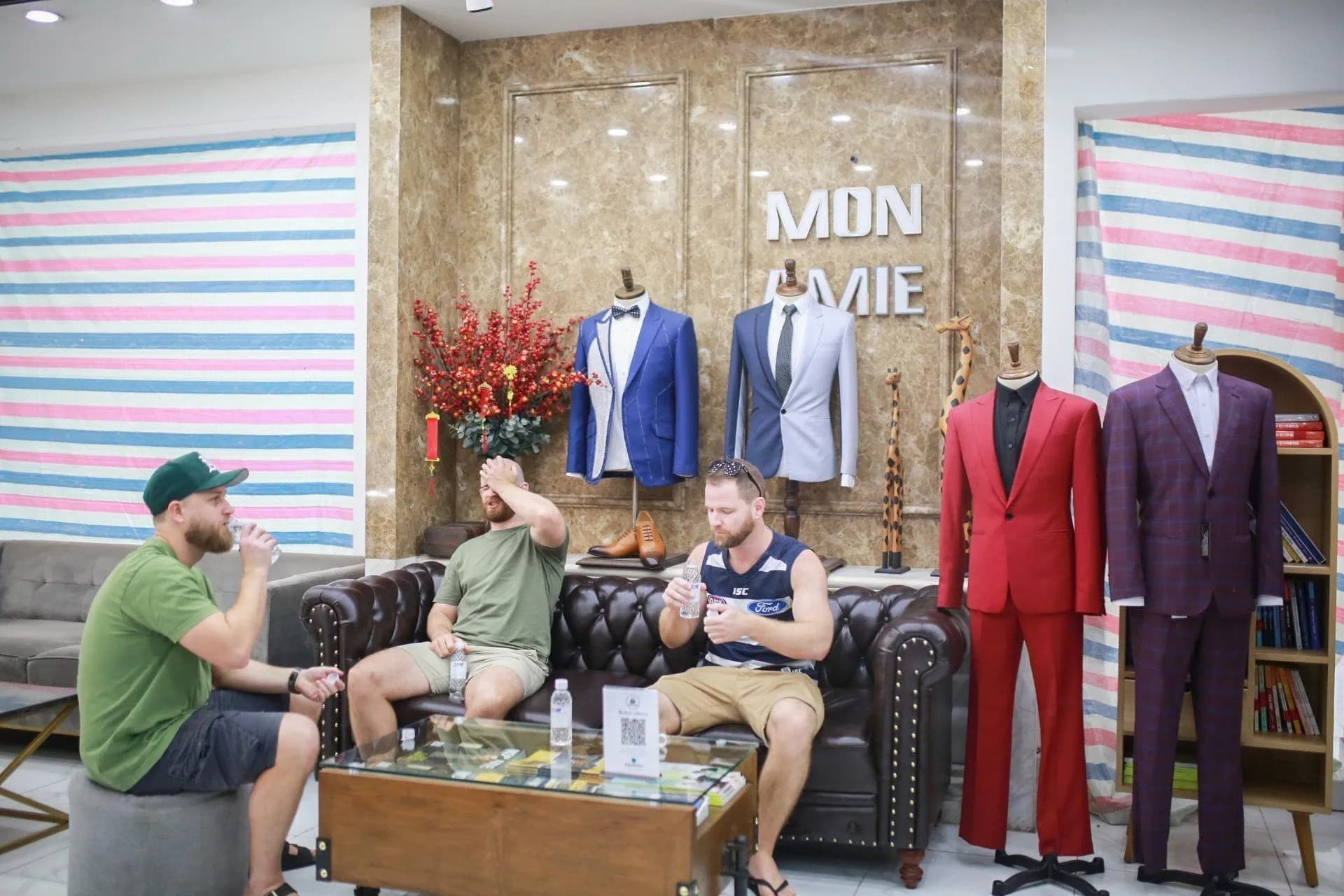 Phóng sự tại showroom — Mon Amie