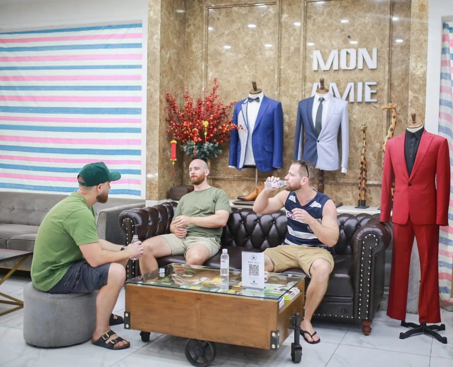 Phóng sự tại showroom — Mon Amie