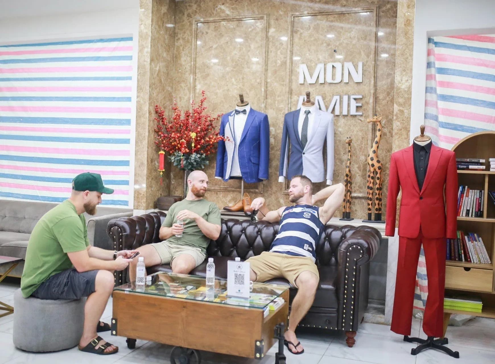 Phóng sự tại showroom — Mon Amie