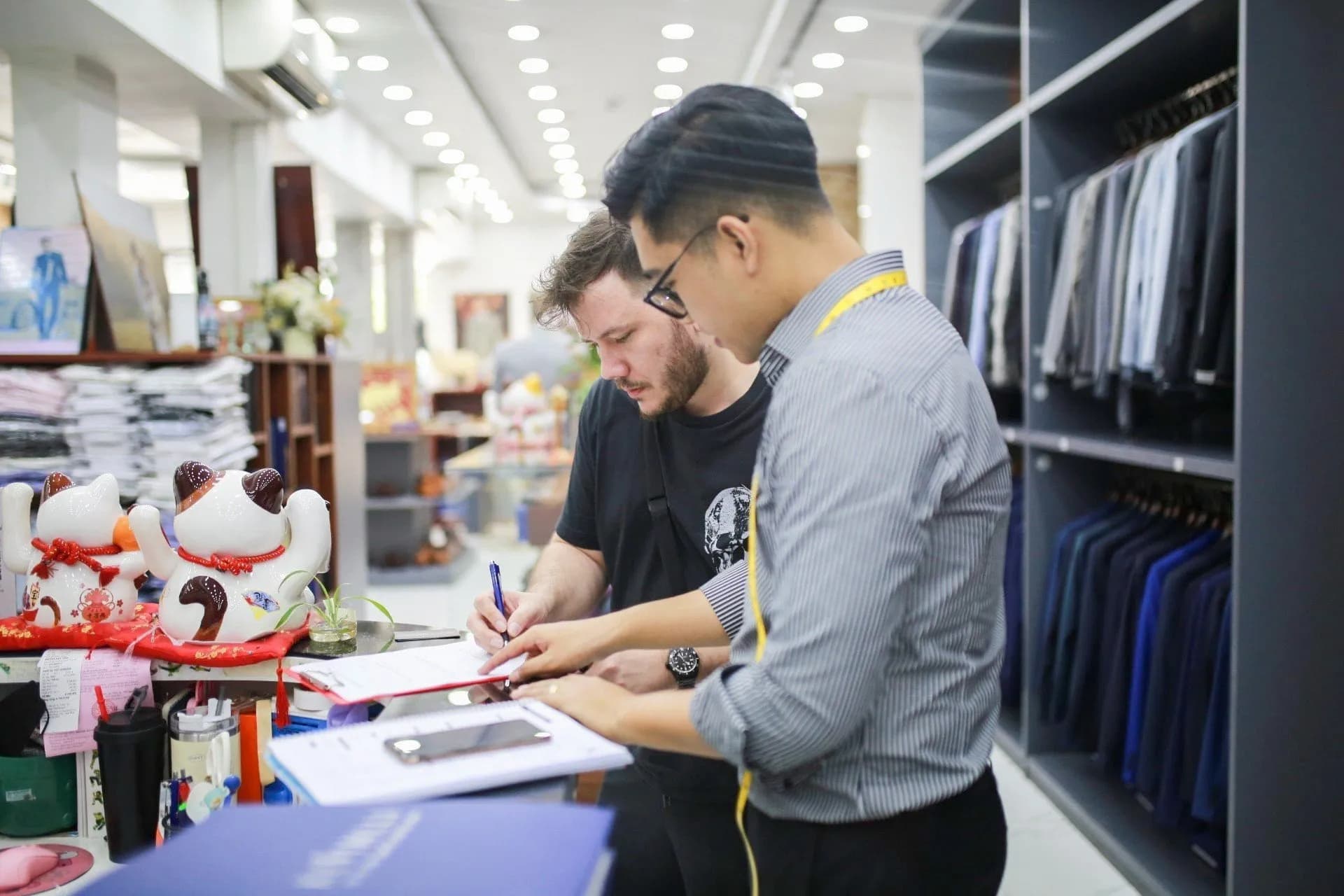 Phóng sự tại showroom — Mon Amie