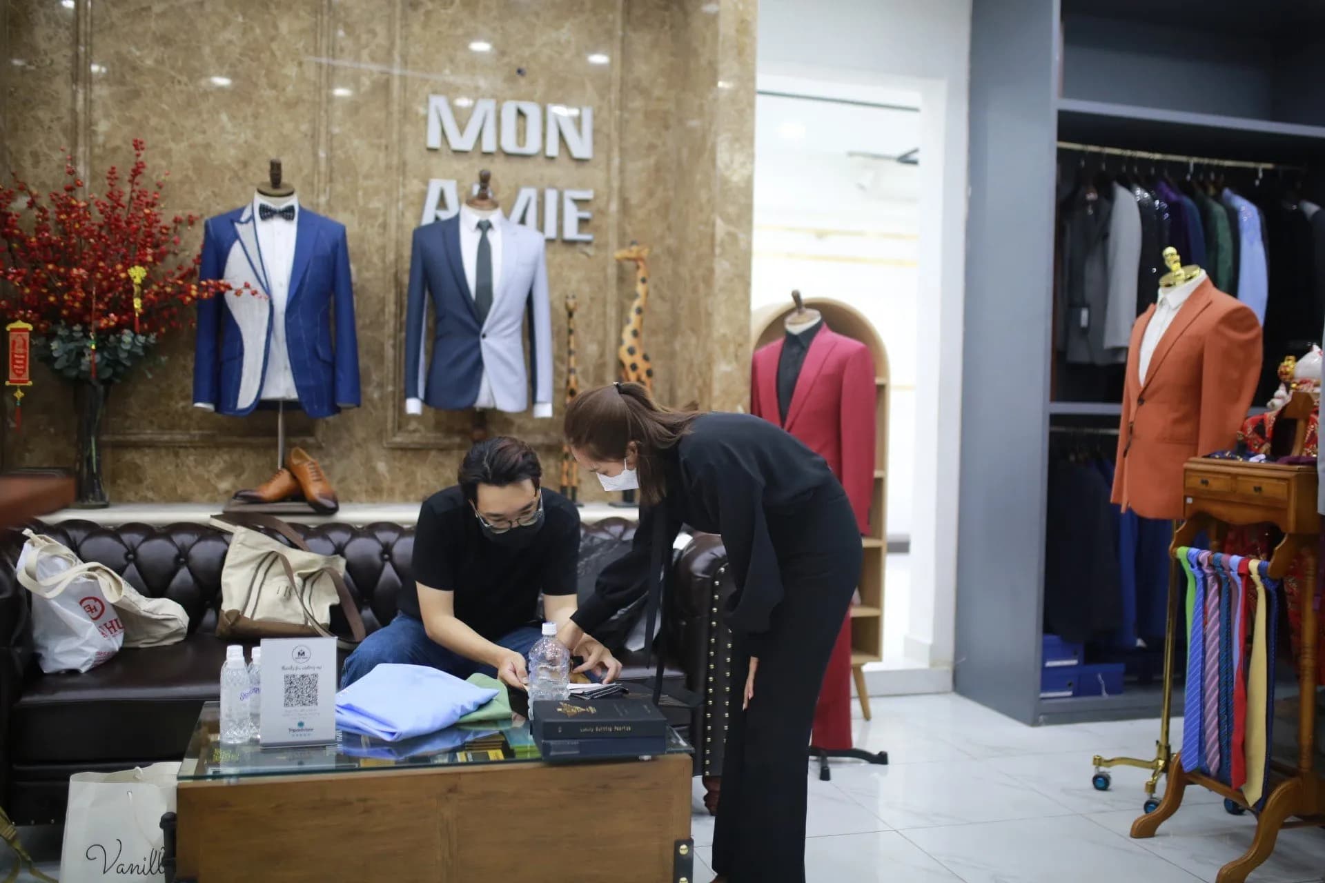 Phóng sự tại showroom — Mon Amie