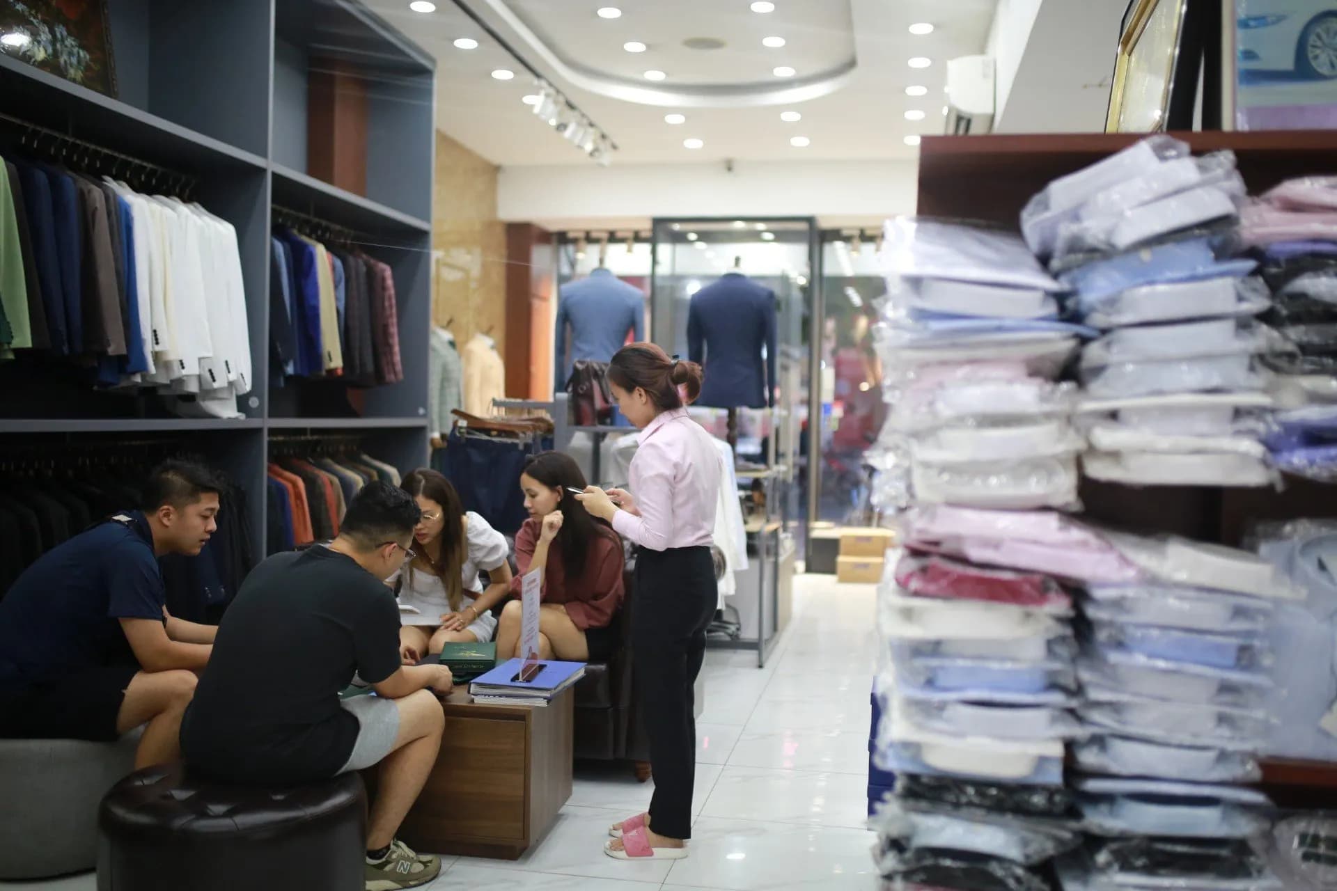 Phóng sự tại showroom — Mon Amie