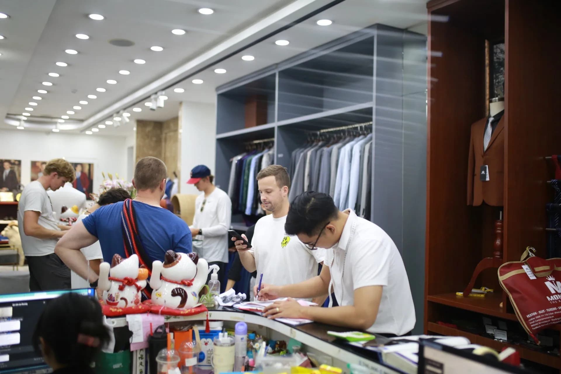 Phóng sự tại showroom — Mon Amie