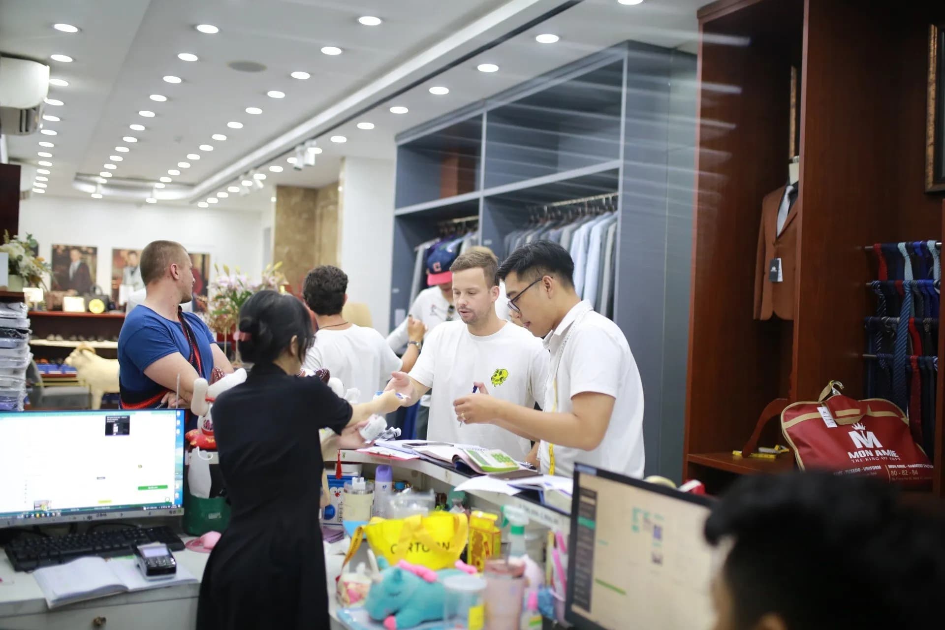 Phóng sự tại showroom — Mon Amie