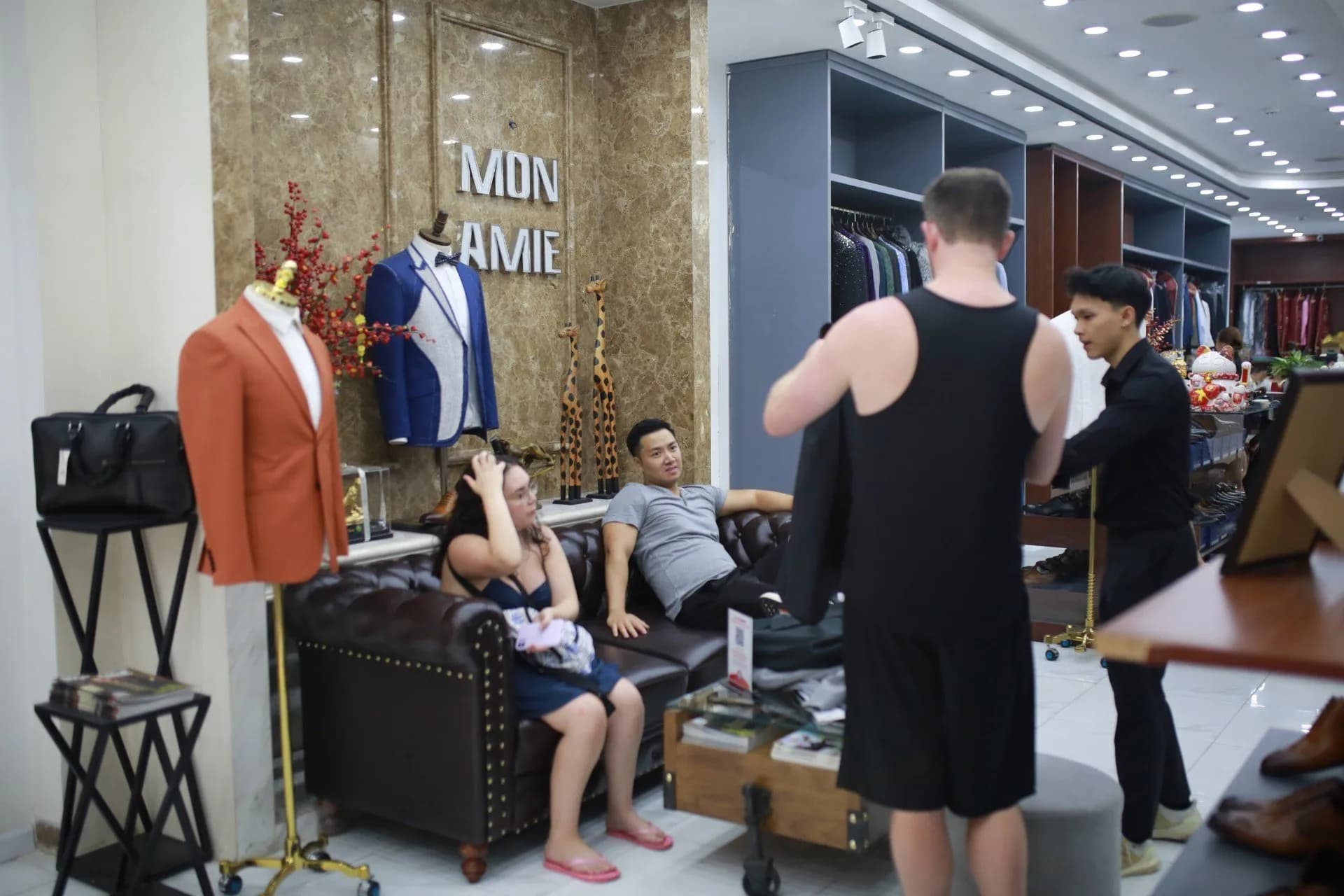 Phóng sự tại showroom — Mon Amie