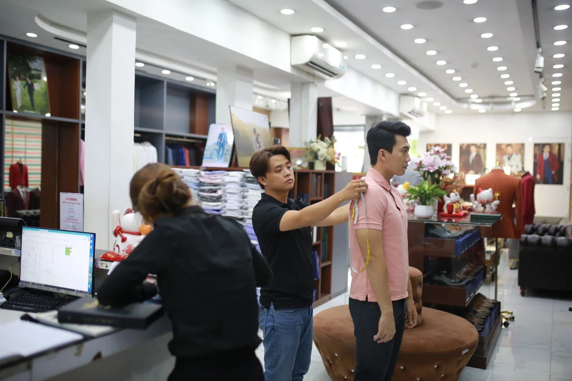 Phóng sự tại showroom — Mon Amie