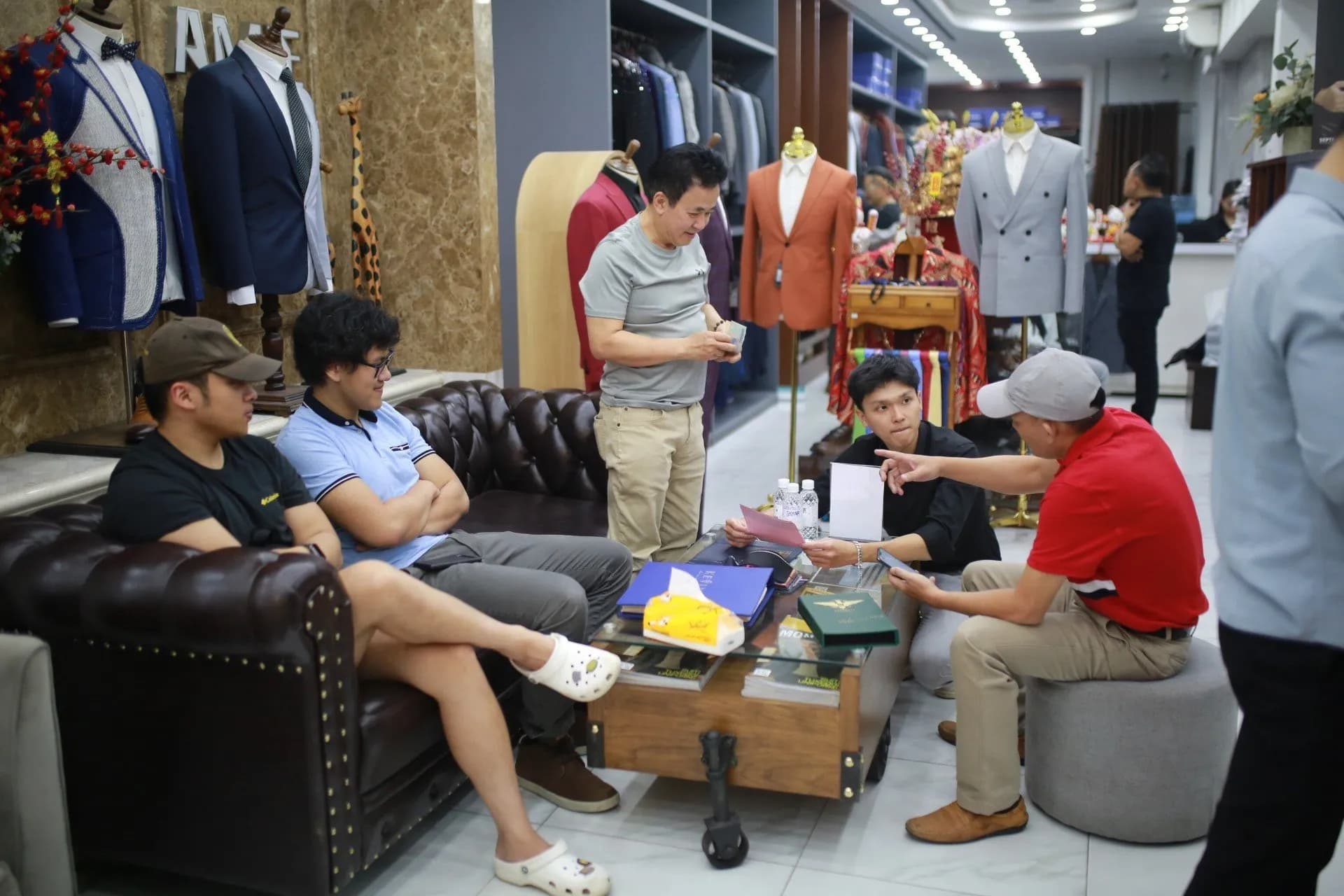 Phóng sự tại showroom — Mon Amie
