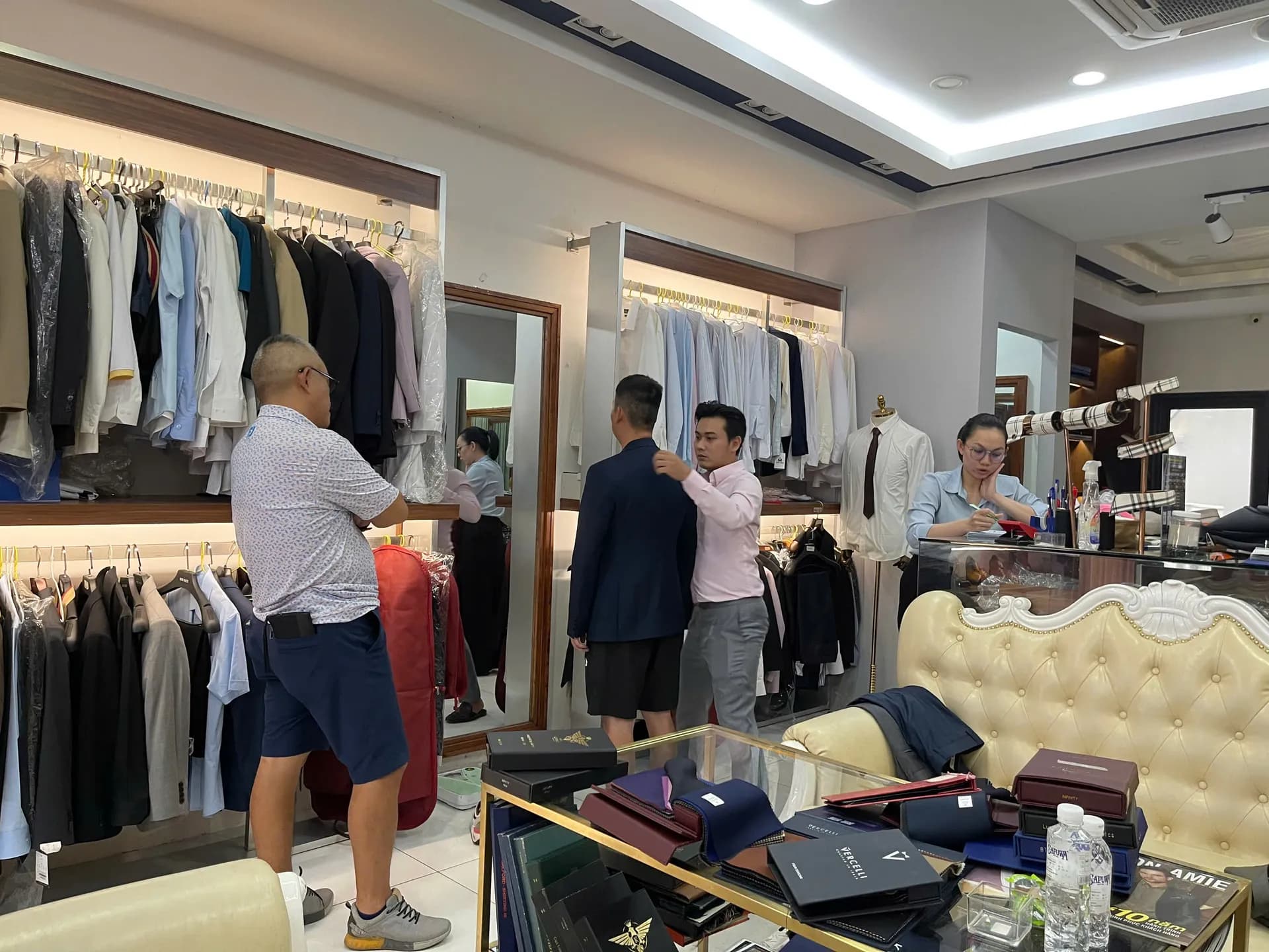 Phóng sự tại showroom — Mon Amie