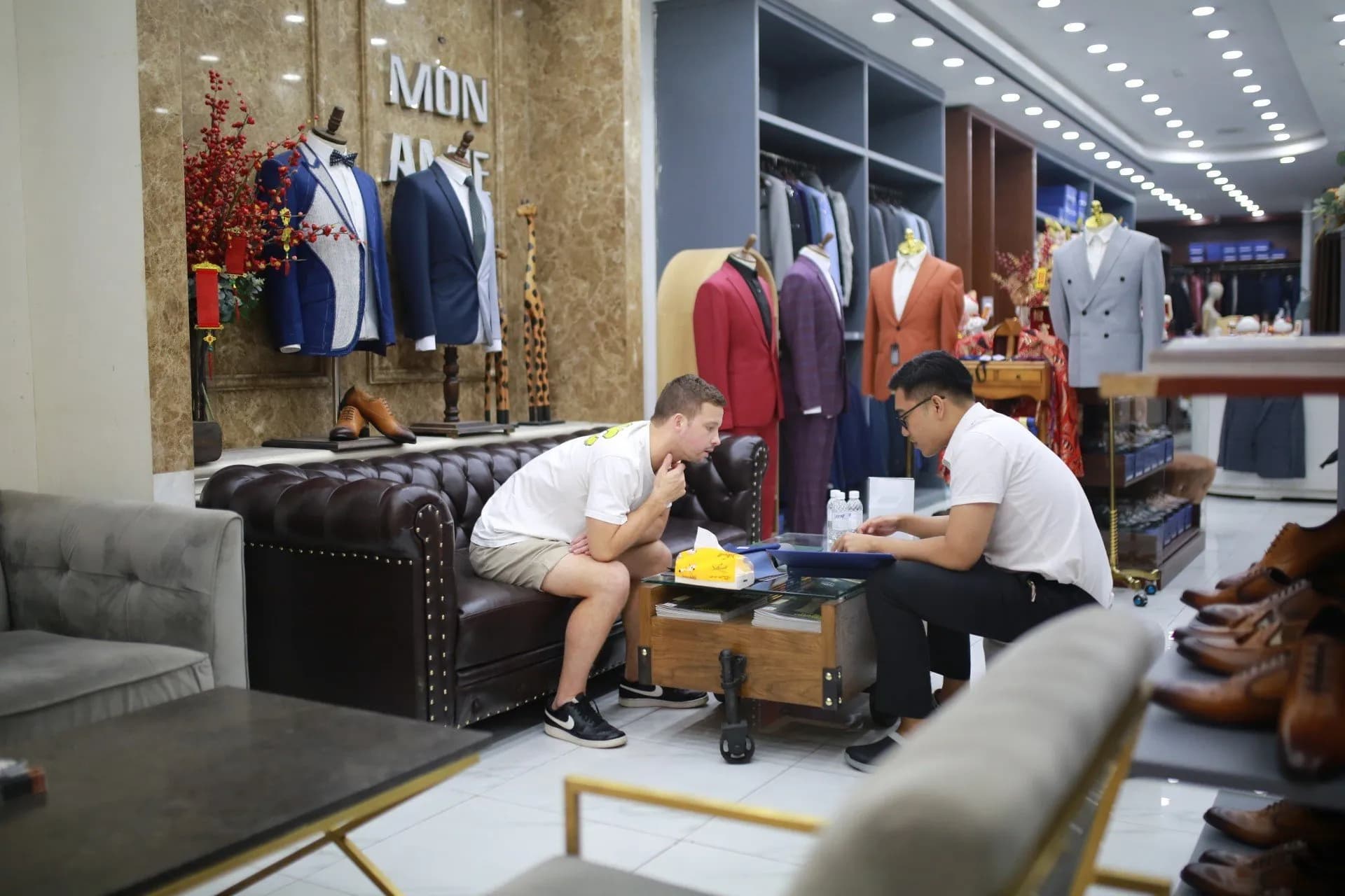 Phóng sự tại showroom — Mon Amie