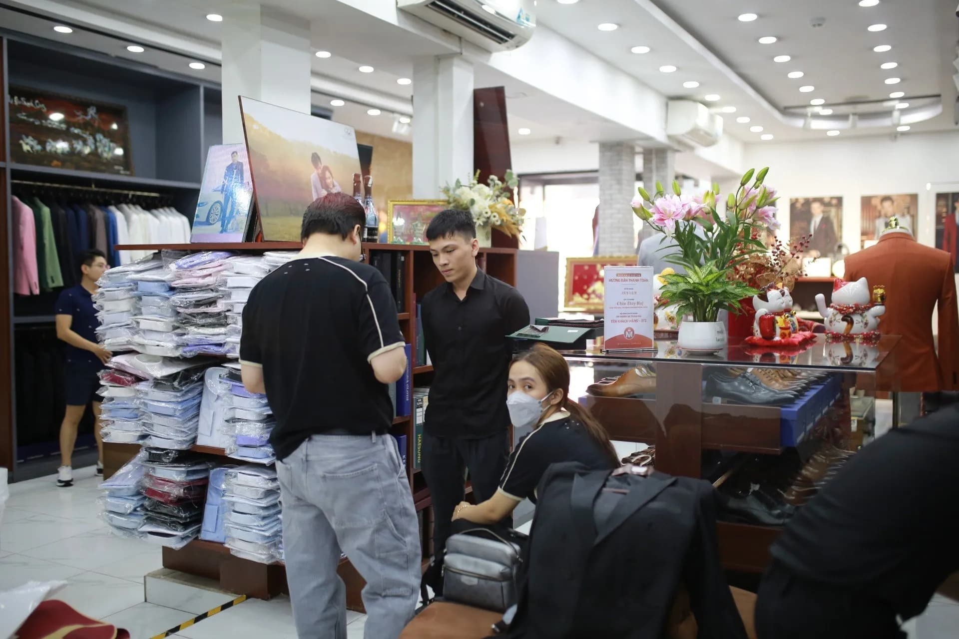 Phóng sự tại showroom — Mon Amie
