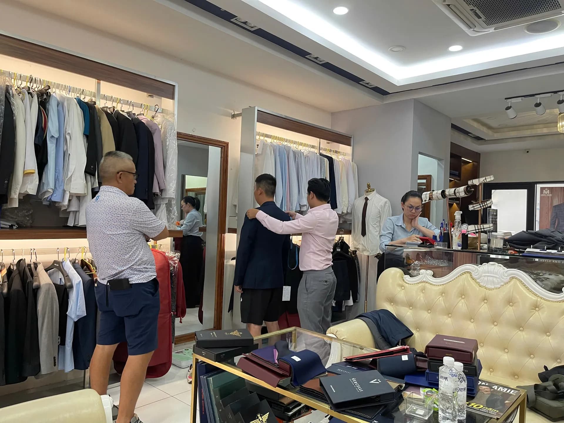 Phóng sự tại showroom — Mon Amie