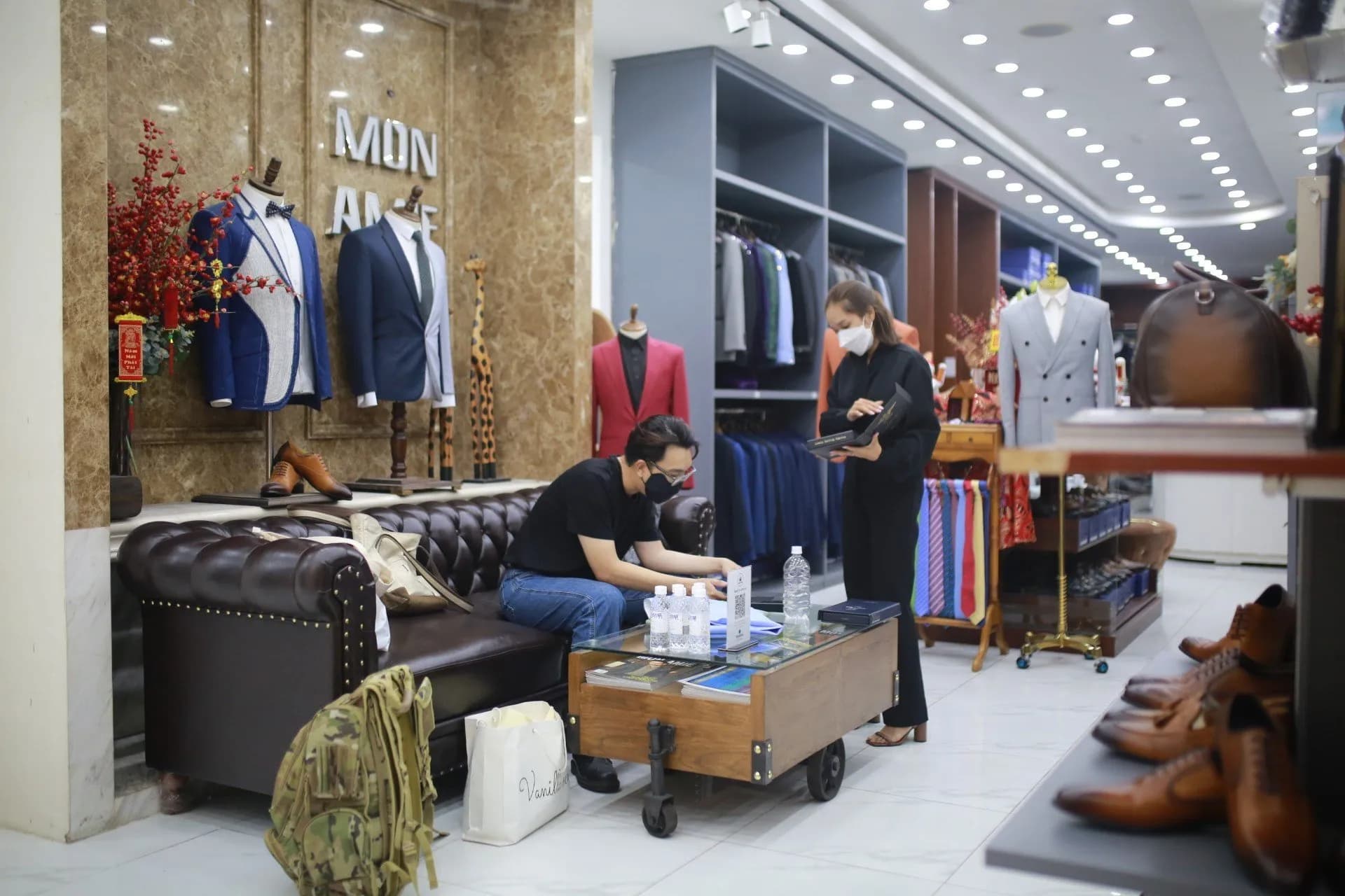 Phóng sự tại showroom — Mon Amie