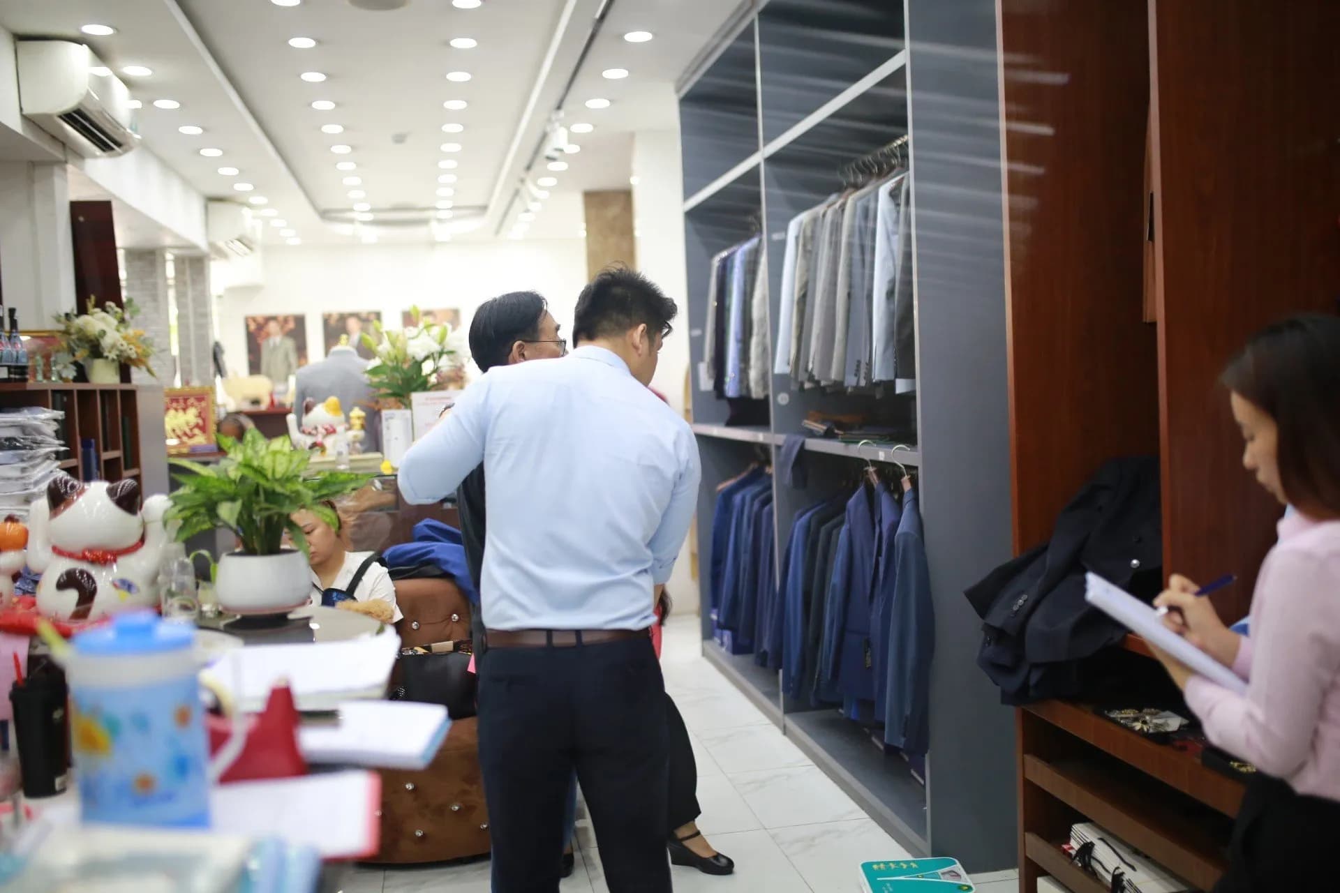 Phóng sự tại showroom — Mon Amie