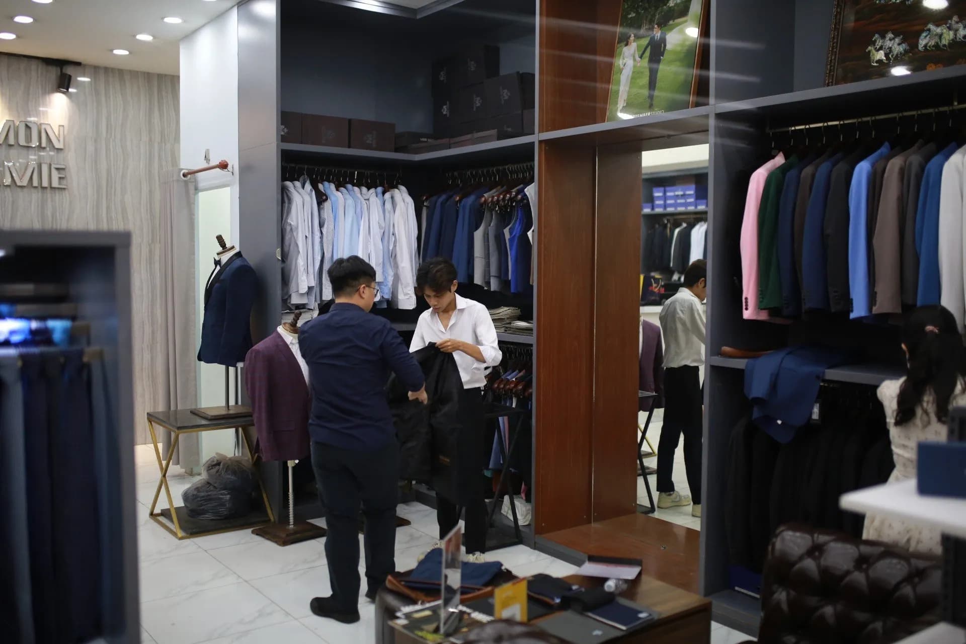 Phóng sự tại showroom — Mon Amie