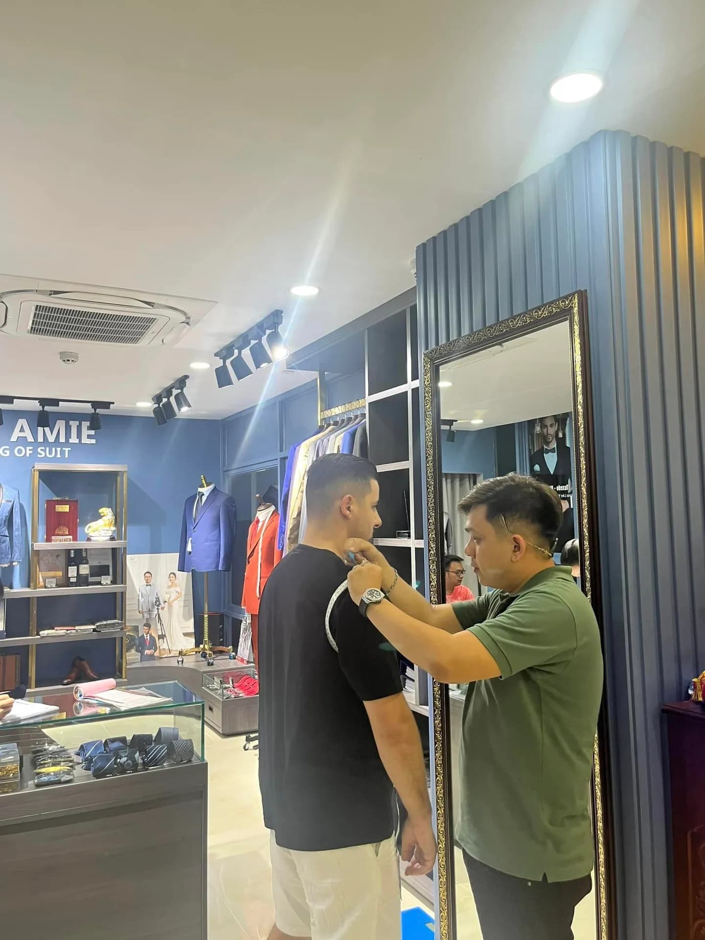 Phóng sự tại showroom — Mon Amie