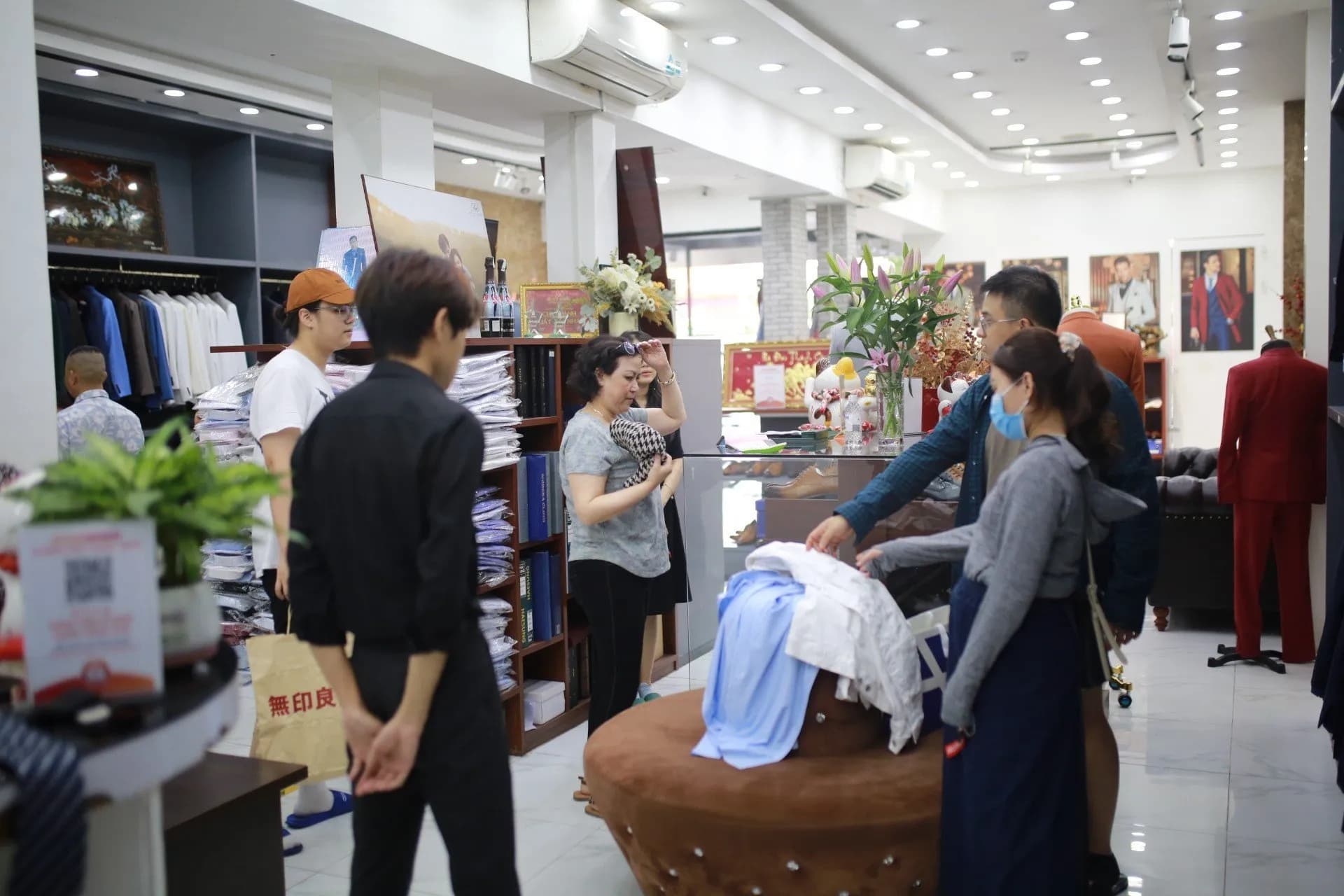 Phóng sự tại showroom — Mon Amie