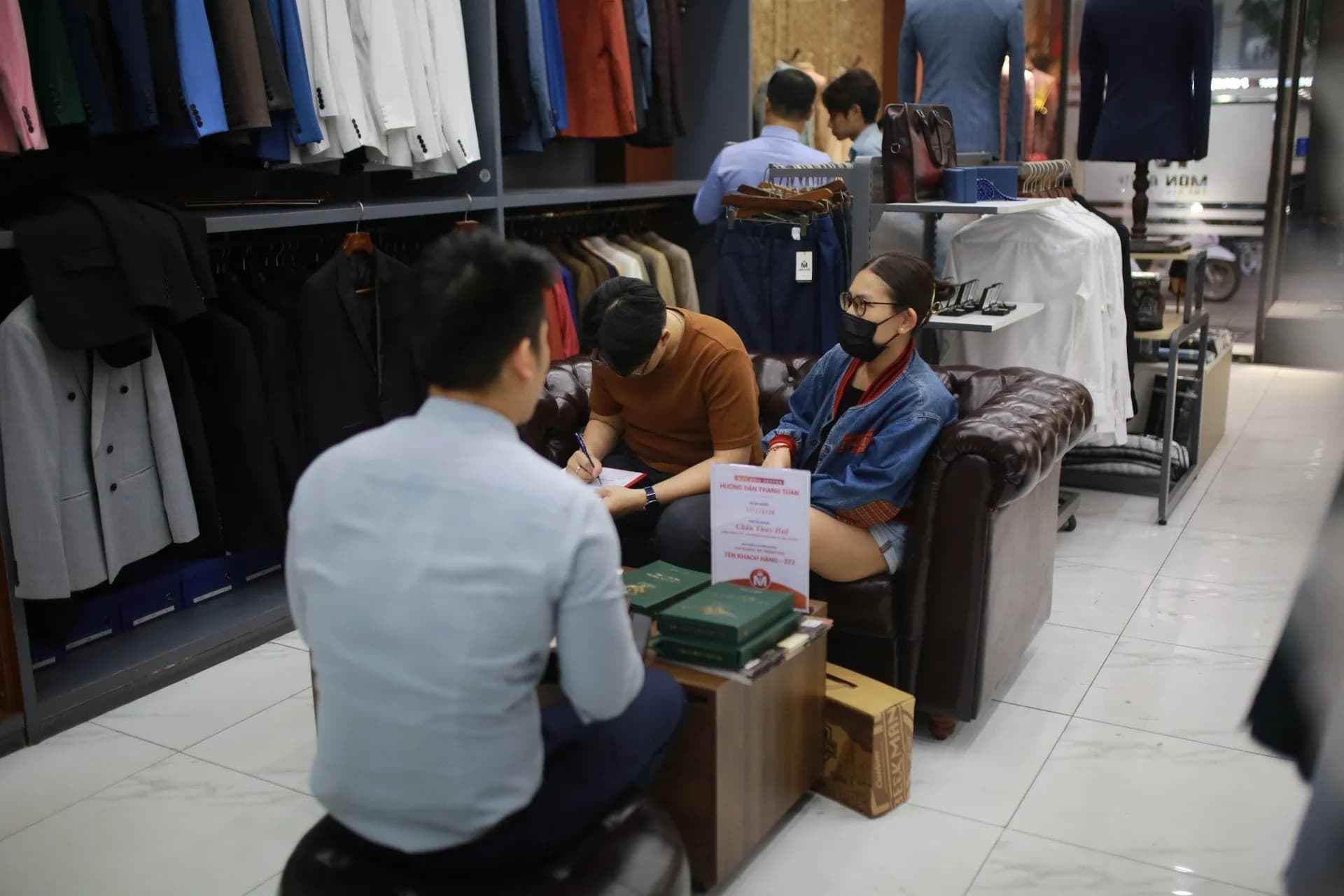 Phóng sự tại showroom — Mon Amie