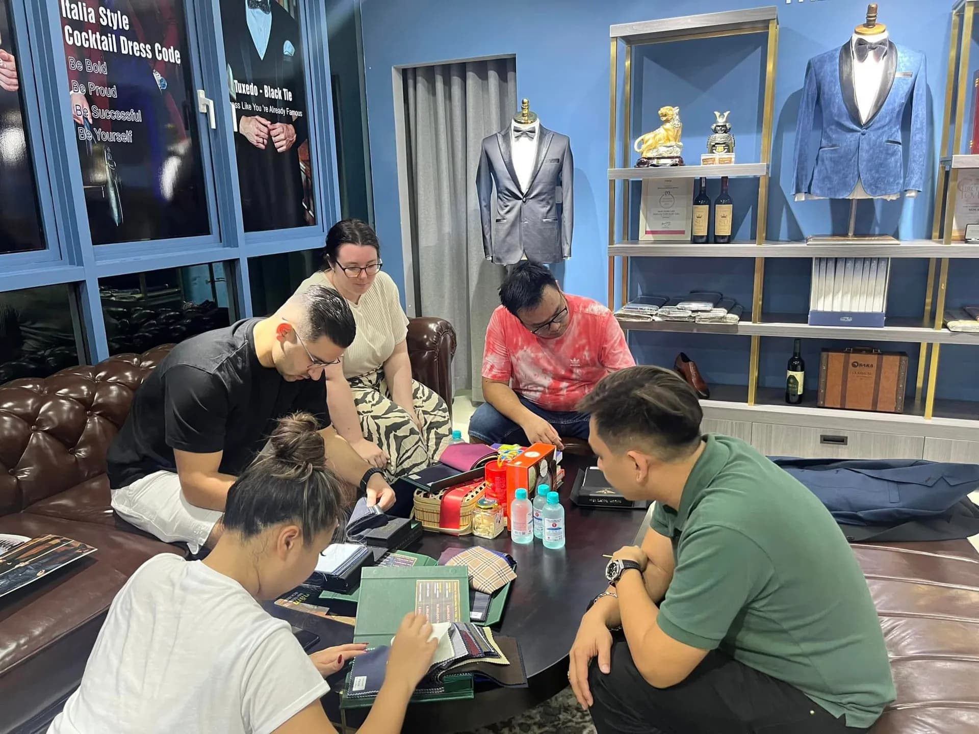 Phóng sự tại showroom — Mon Amie