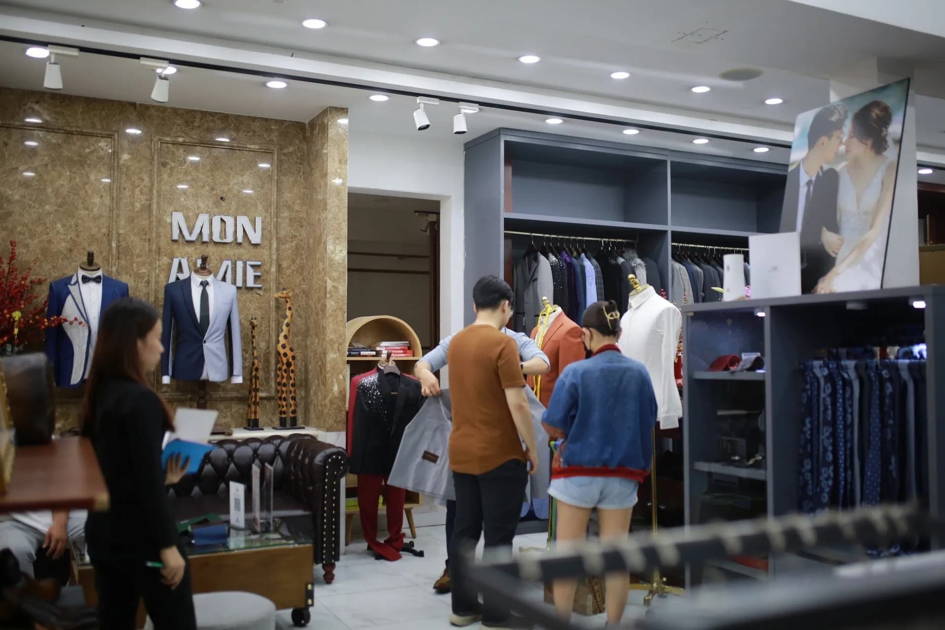 Phóng sự tại showroom — Mon Amie