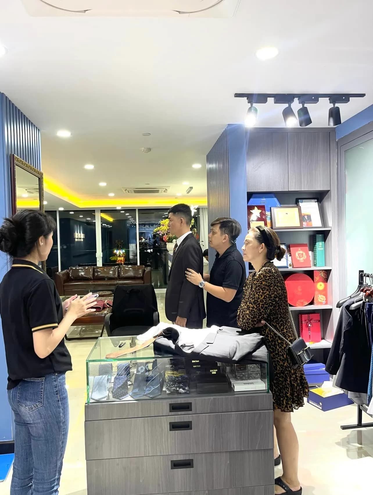 Phóng sự tại showroom — Mon Amie