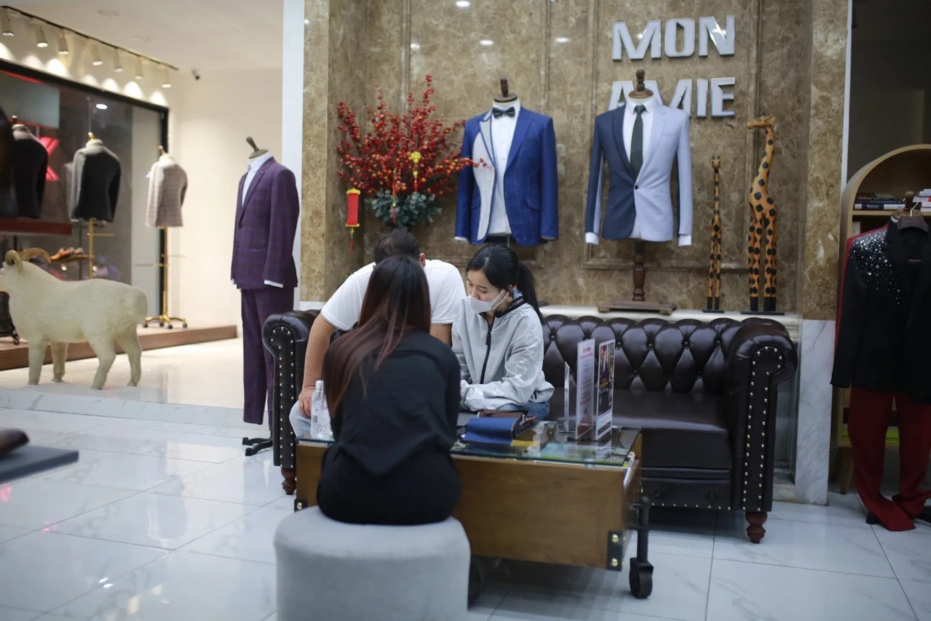 Phóng sự tại showroom — Mon Amie