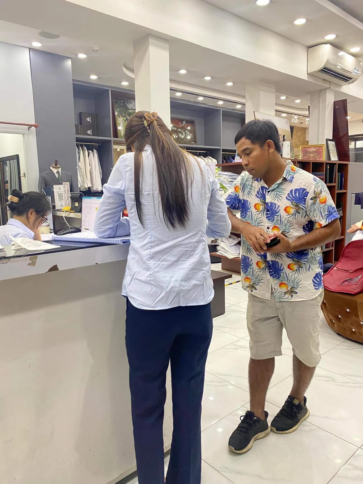 Phóng sự tại showroom — Mon Amie