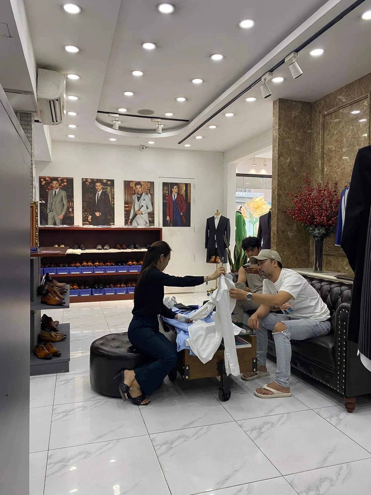 Phóng sự tại showroom — Mon Amie