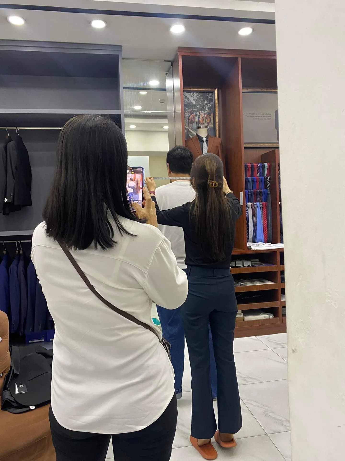 Phóng sự tại showroom — Mon Amie