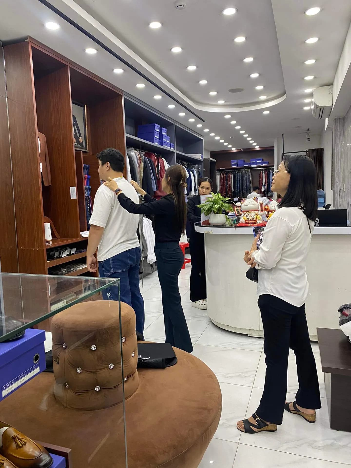 Phóng sự tại showroom — Mon Amie