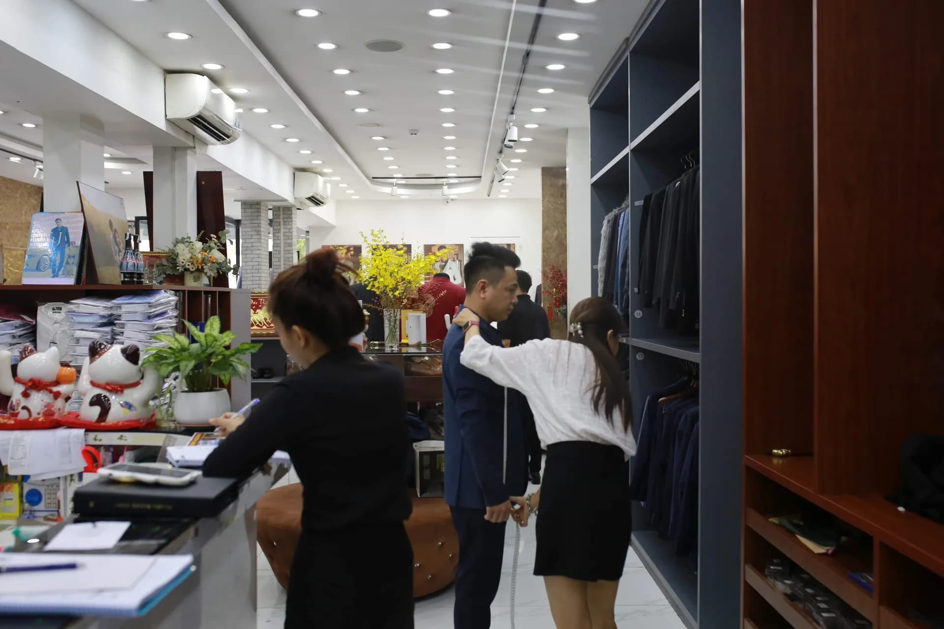 Phóng sự tại showroom — Mon Amie