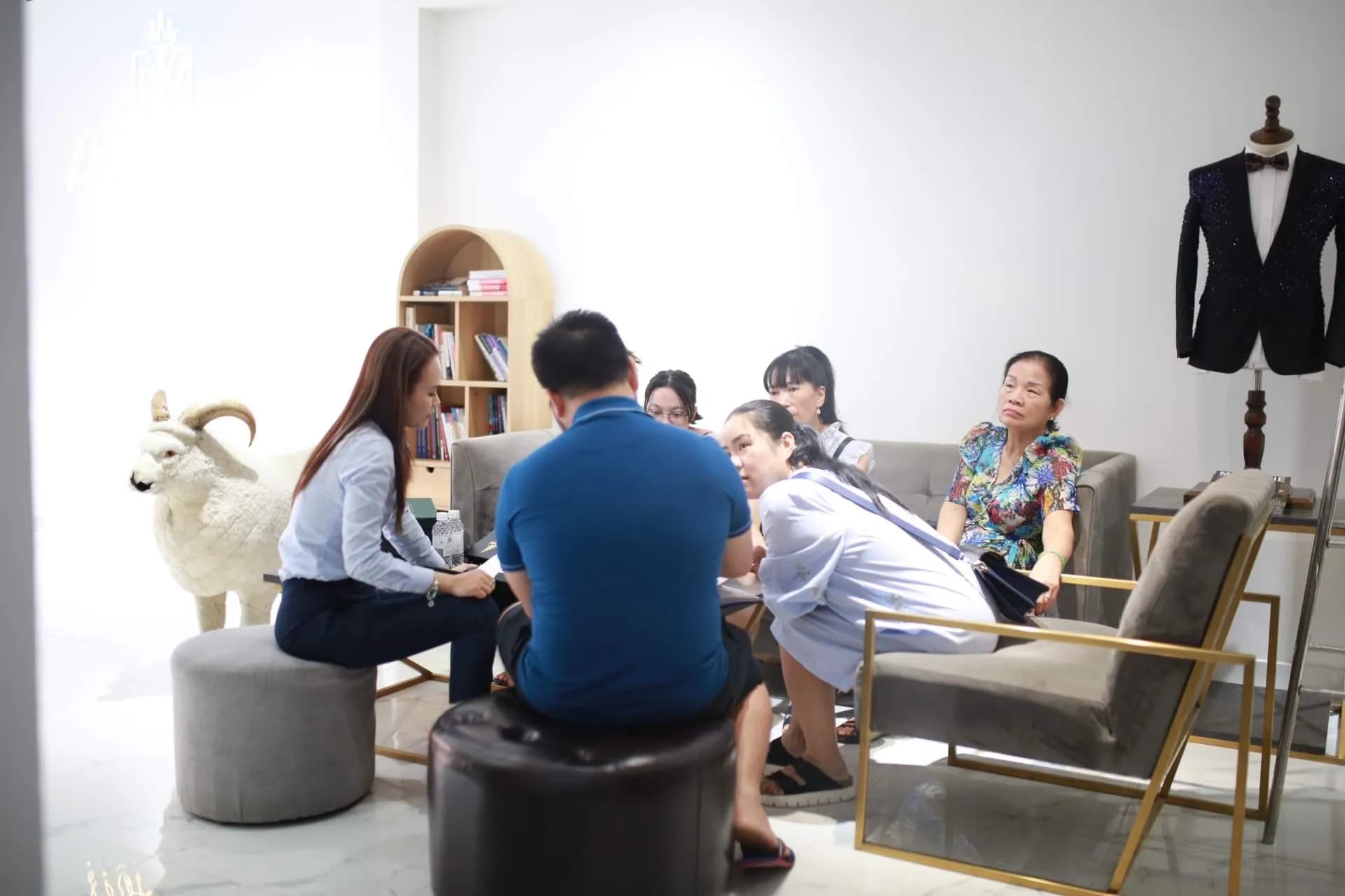 Phóng sự tại showroom — Mon Amie