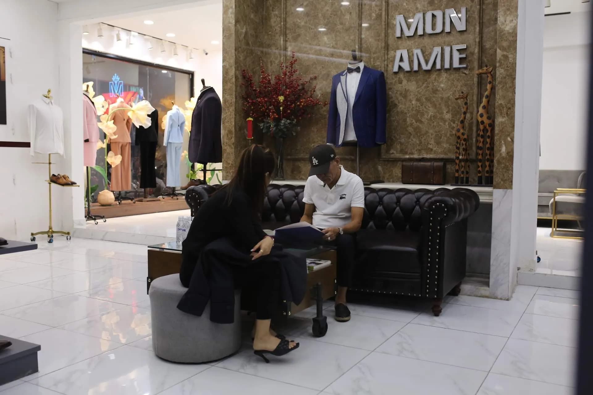 Phóng sự tại showroom — Mon Amie